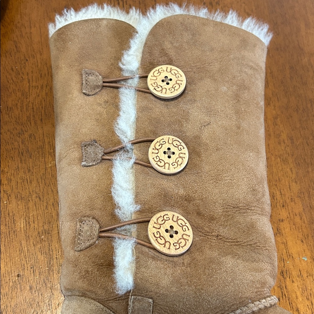 UGG Bailey Button Triplet in Chestnut - Size 7 - Picture 5 of 11